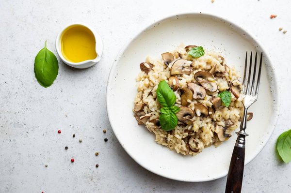 Qual è la ricetta per un risotto ai quattro pepi con formaggio taleggio e pera croccante?