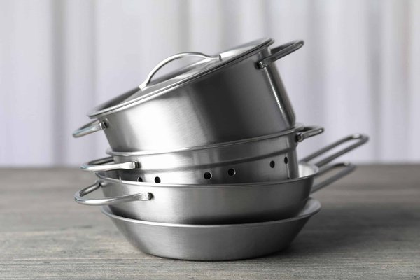 Quali sono le regole fondamentali per abbinare cravatte e pochette per occasioni formali?